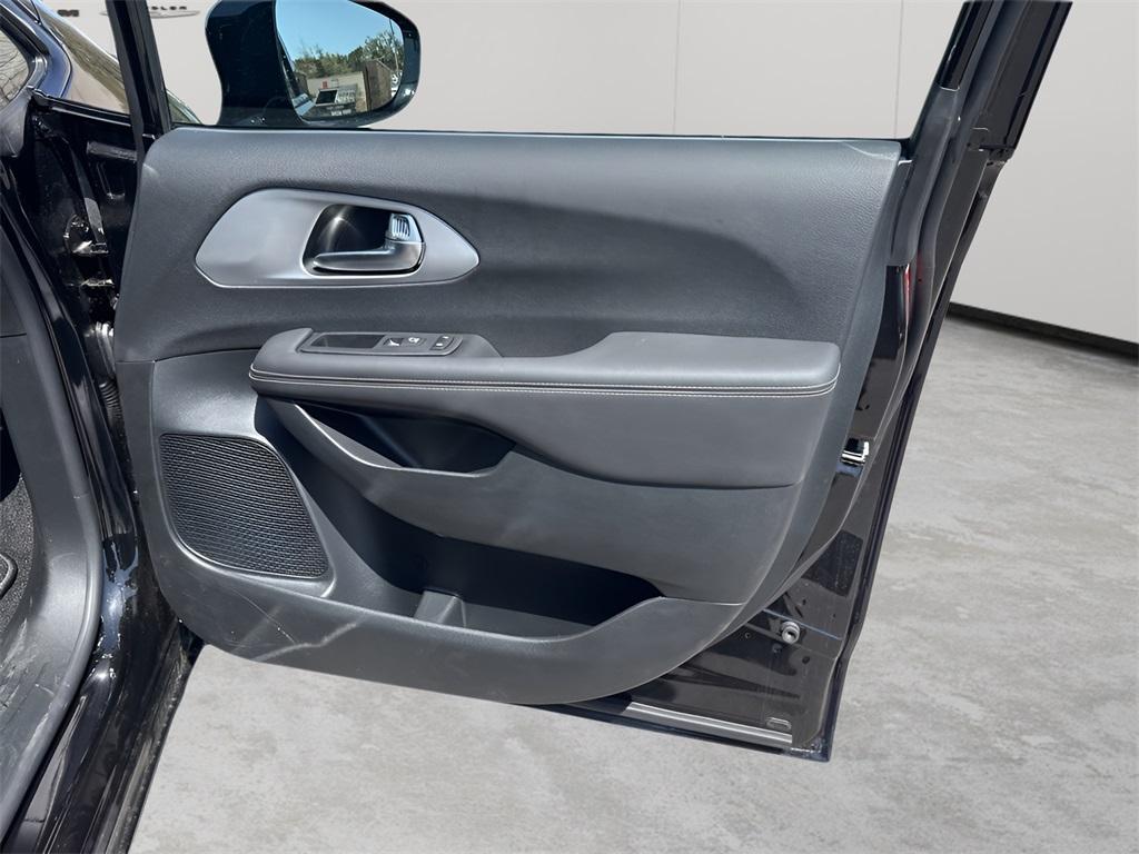 new 2025 Chrysler Pacifica car, priced at $48,840