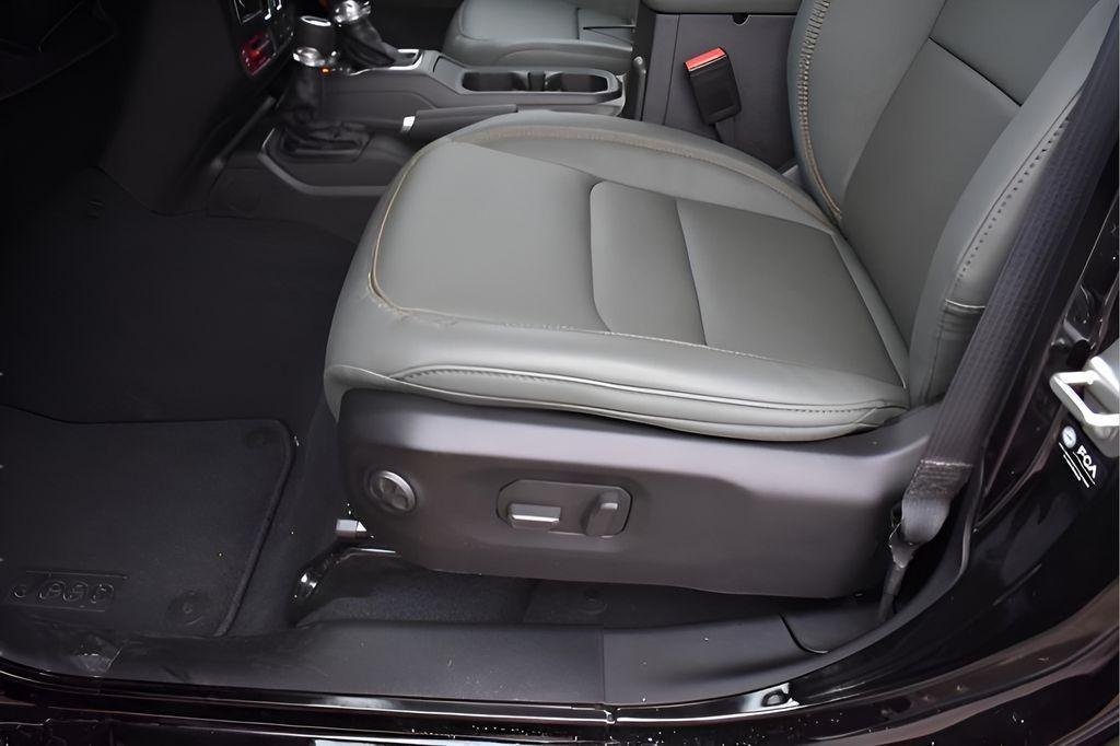 new 2025 Jeep Gladiator car, priced at $53,070