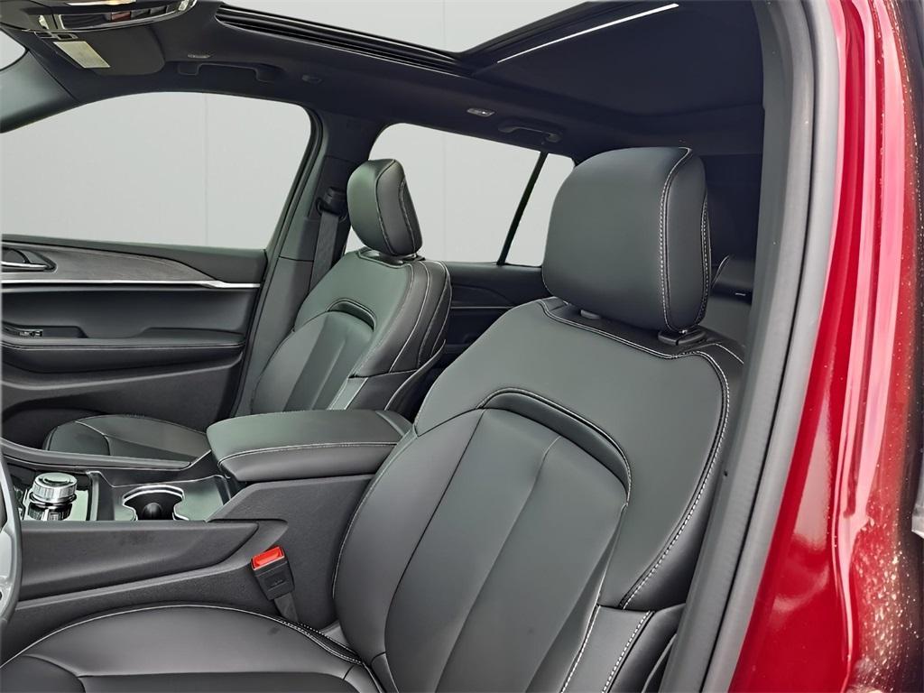 new 2025 Jeep Grand Cherokee car, priced at $44,002