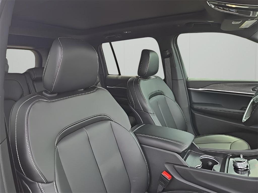 new 2025 Jeep Grand Cherokee car, priced at $44,002