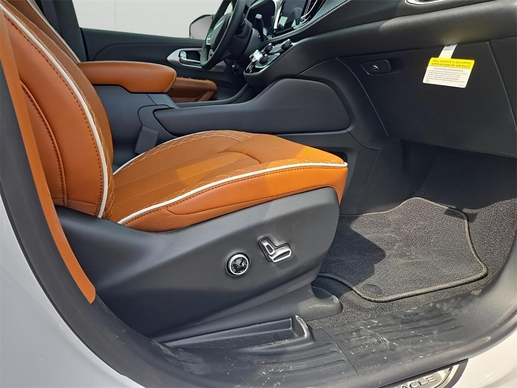 new 2025 Chrysler Pacifica Hybrid car, priced at $54,280