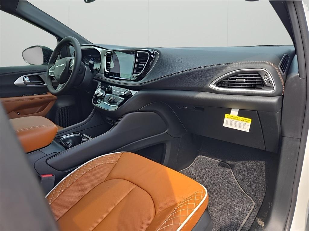 new 2025 Chrysler Pacifica Hybrid car, priced at $54,280