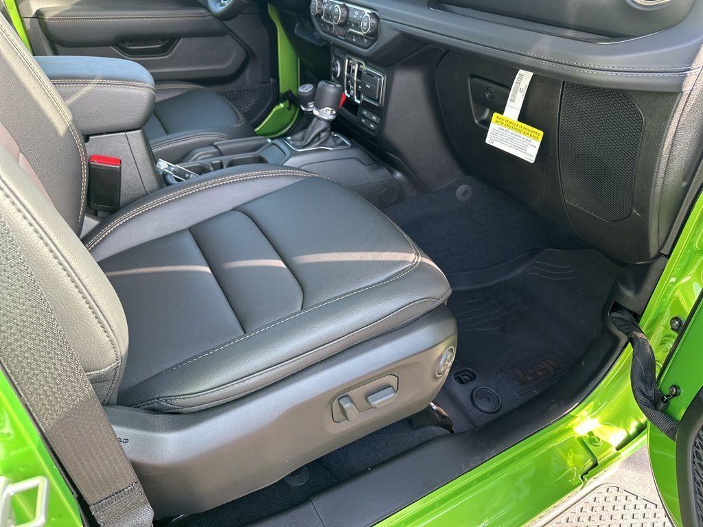 new 2025 Jeep Gladiator car, priced at $44,205