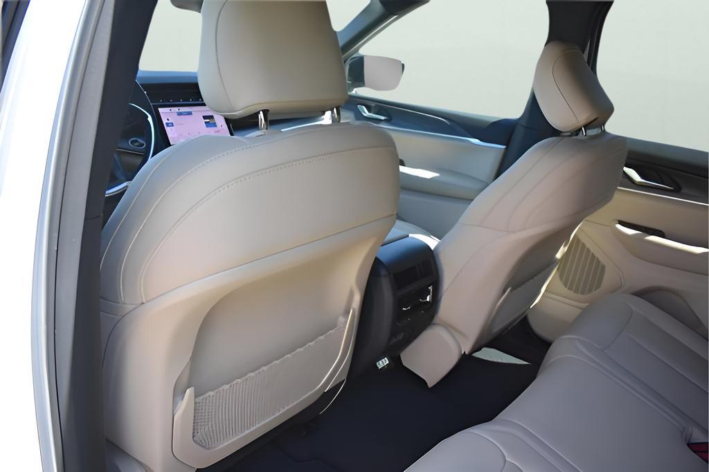 new 2025 Jeep Grand Cherokee car