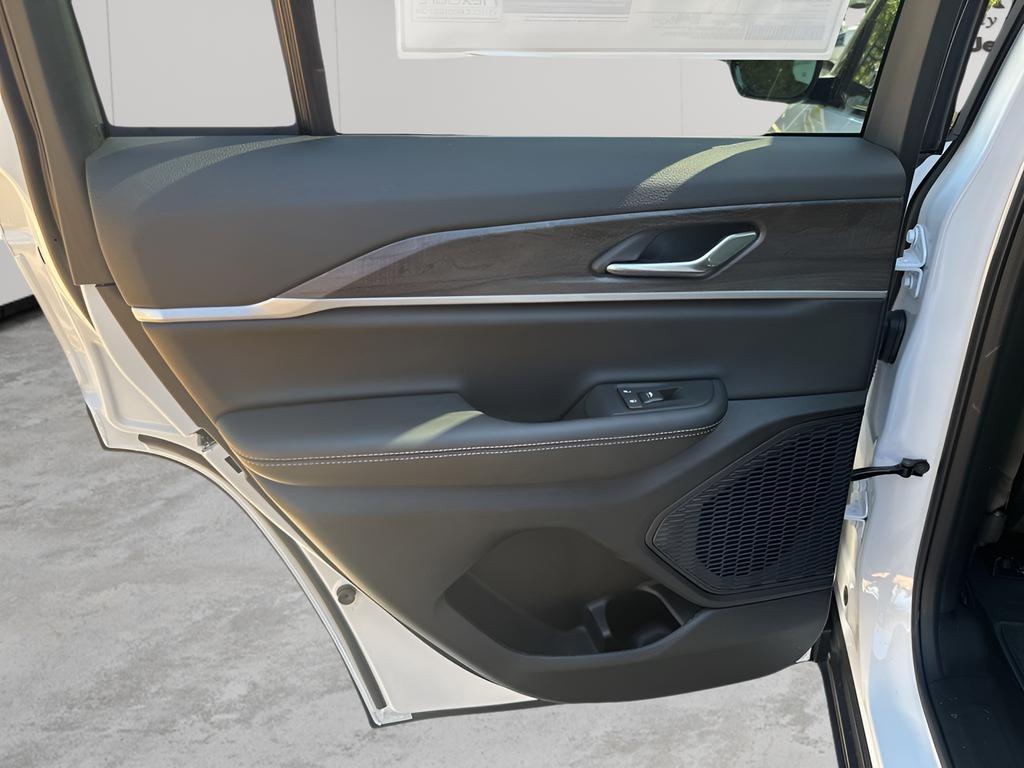 new 2025 Jeep Grand Cherokee car, priced at $38,614