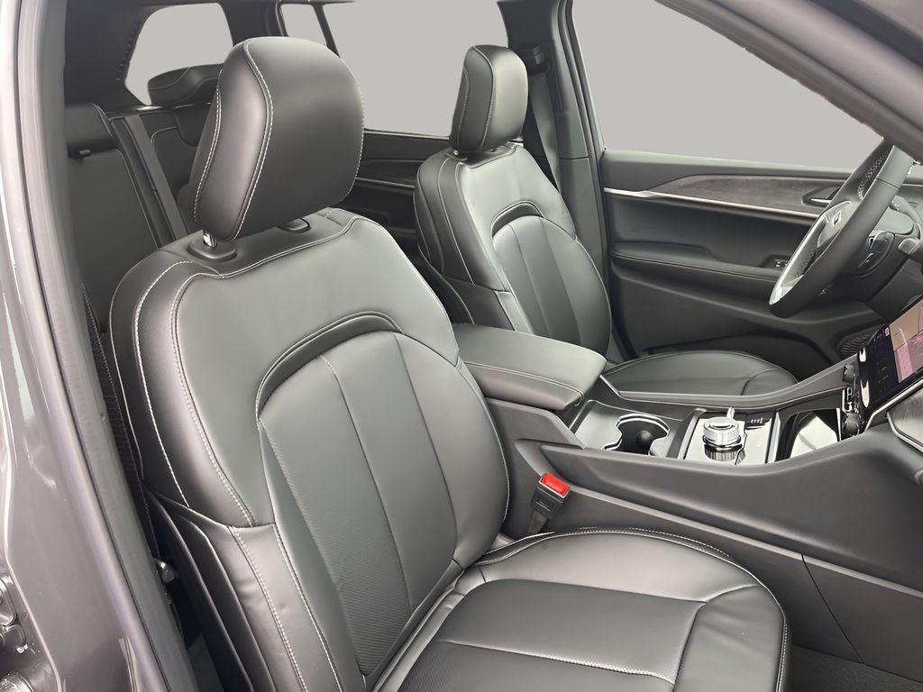 new 2025 Jeep Grand Cherokee car, priced at $44,121