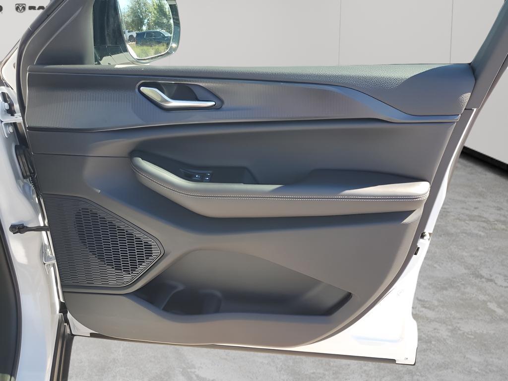 new 2025 Jeep Grand Cherokee car, priced at $40,935