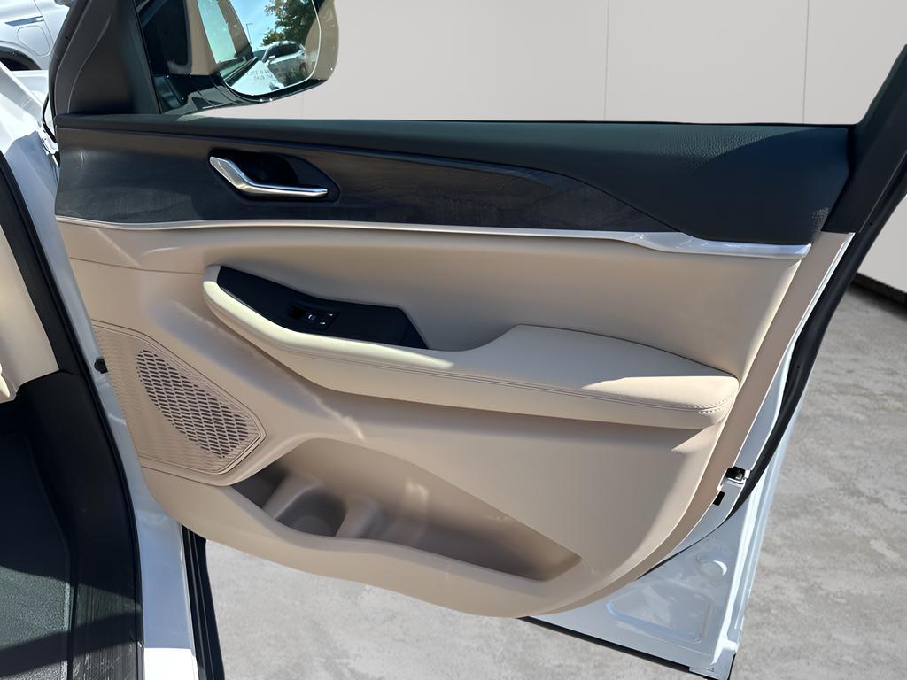 new 2025 Jeep Grand Cherokee car, priced at $39,614