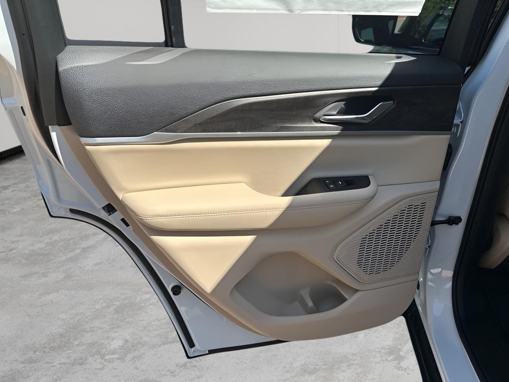 new 2025 Jeep Grand Cherokee car, priced at $39,614