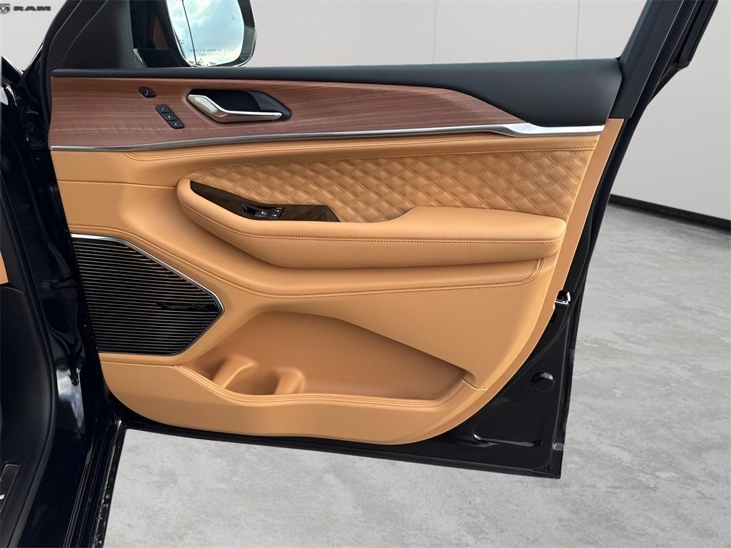 new 2025 Jeep Grand Cherokee car, priced at $65,860