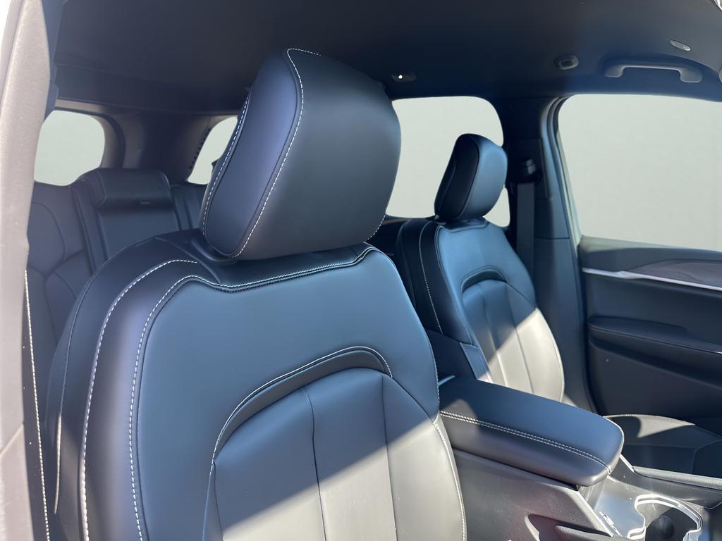 new 2025 Jeep Grand Cherokee car, priced at $41,574