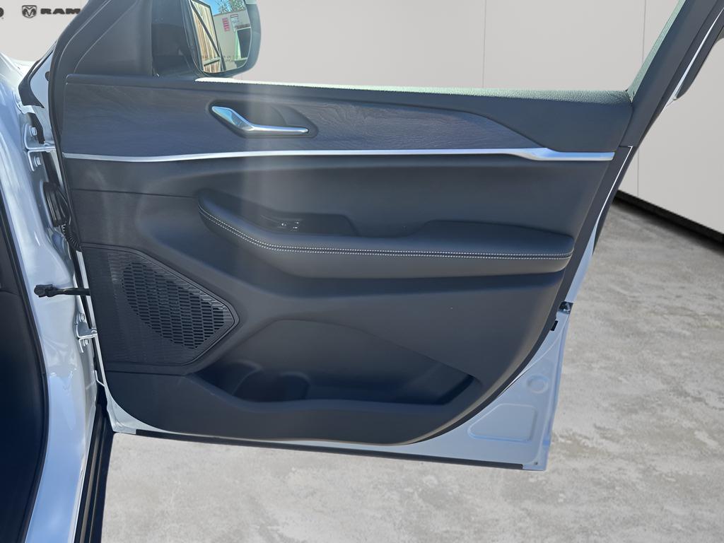 new 2025 Jeep Grand Cherokee car, priced at $41,574