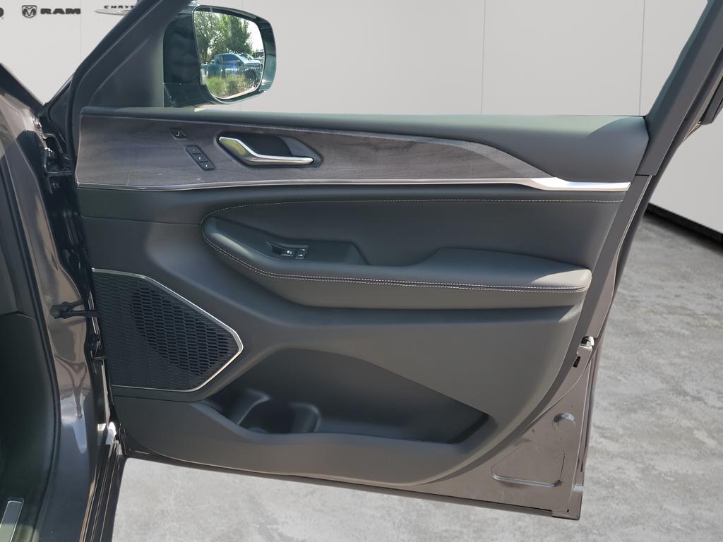 new 2025 Jeep Grand Cherokee car, priced at $60,735