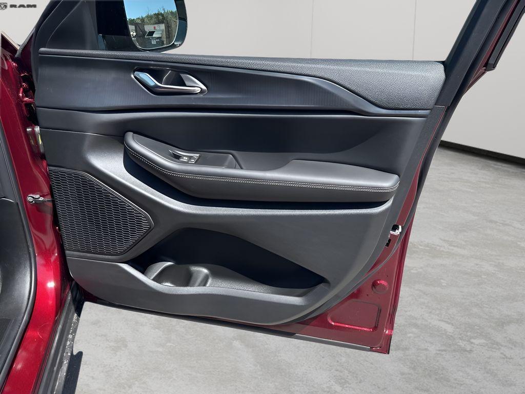 new 2025 Jeep Grand Cherokee car, priced at $41,925