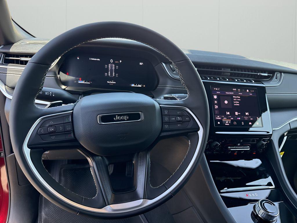 new 2025 Jeep Grand Cherokee car, priced at $41,925