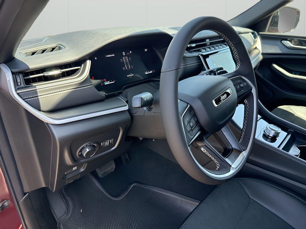 new 2025 Jeep Grand Cherokee car, priced at $41,925