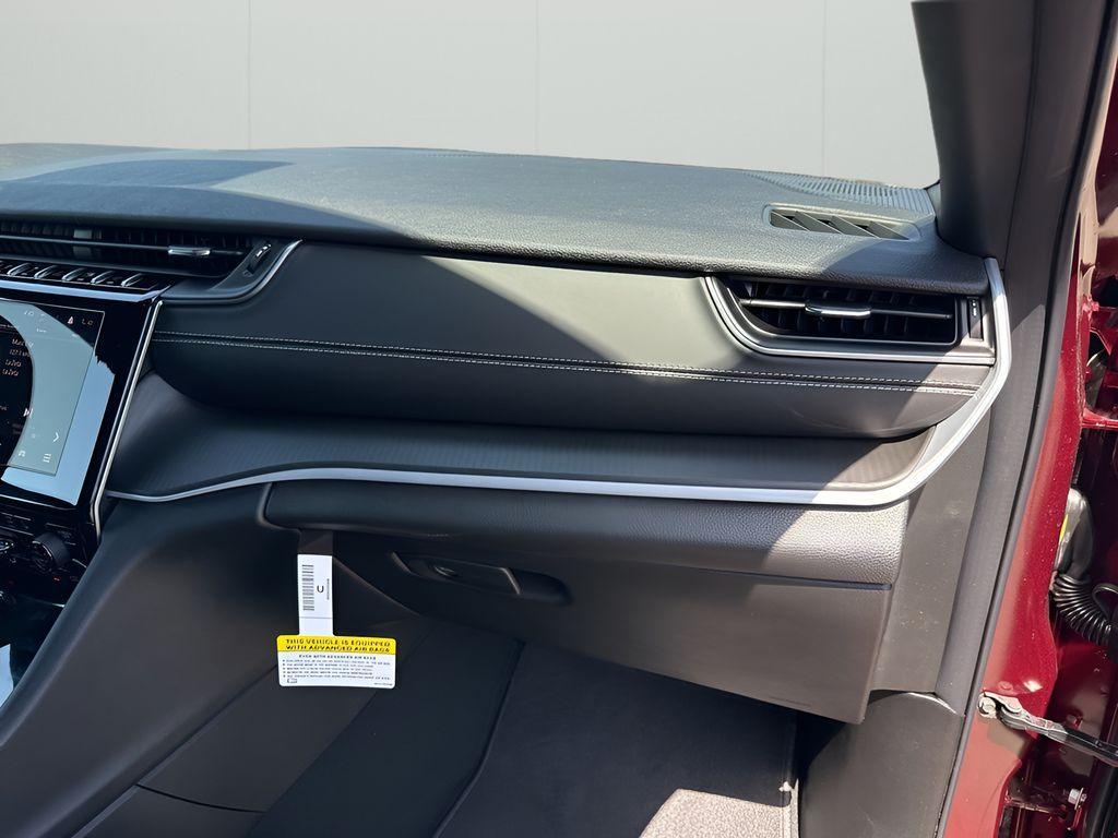 new 2025 Jeep Grand Cherokee car, priced at $41,925