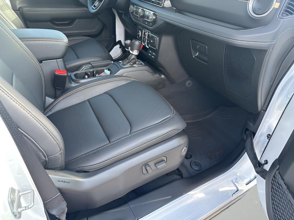 new 2025 Jeep Gladiator car, priced at $43,610