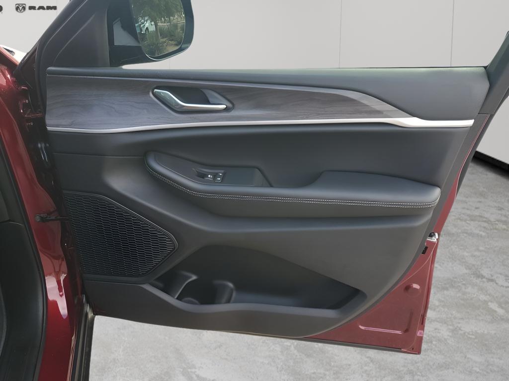 new 2025 Jeep Grand Cherokee car, priced at $42,603