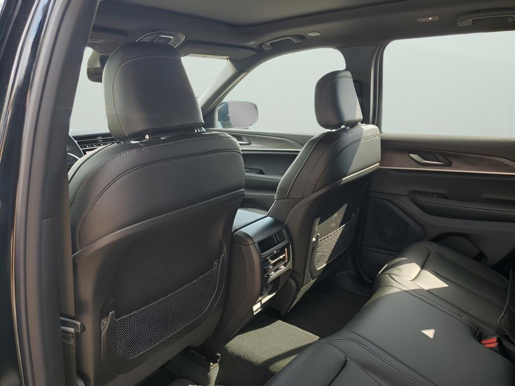 new 2025 Jeep Grand Cherokee car, priced at $43,373