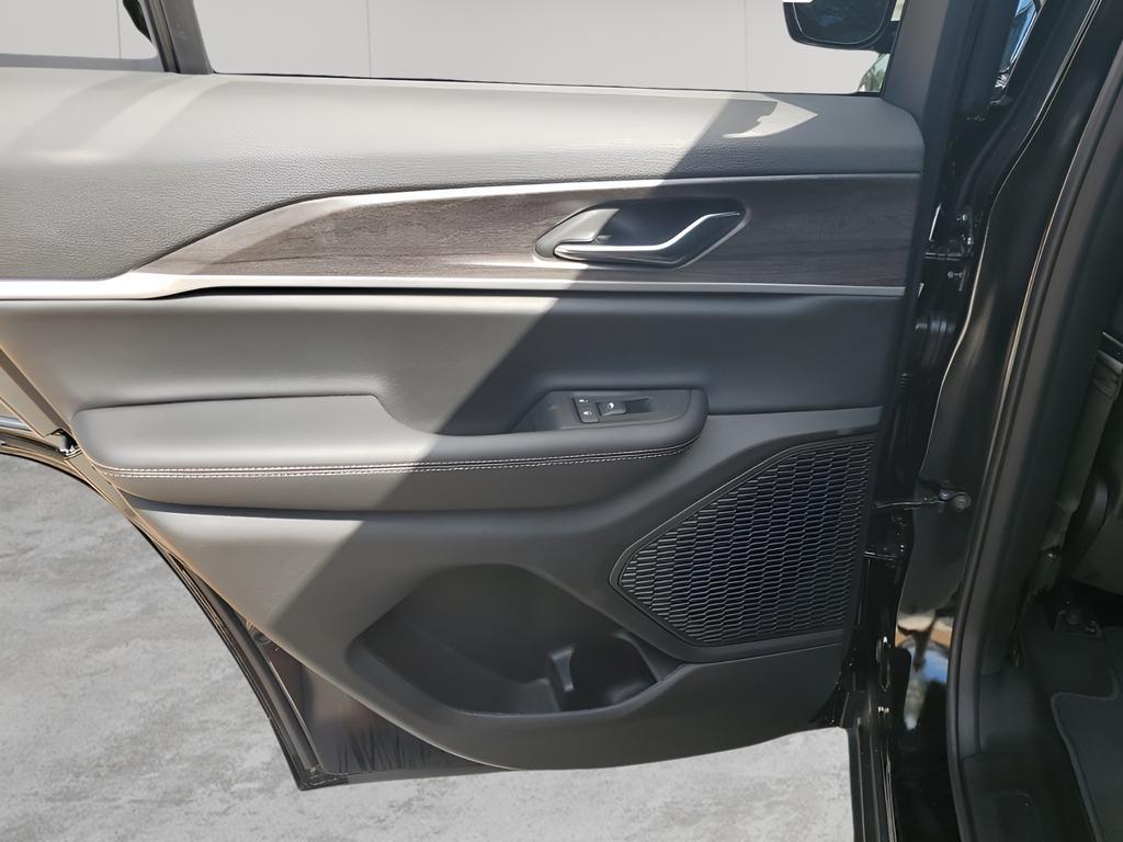 new 2025 Jeep Grand Cherokee car, priced at $43,373