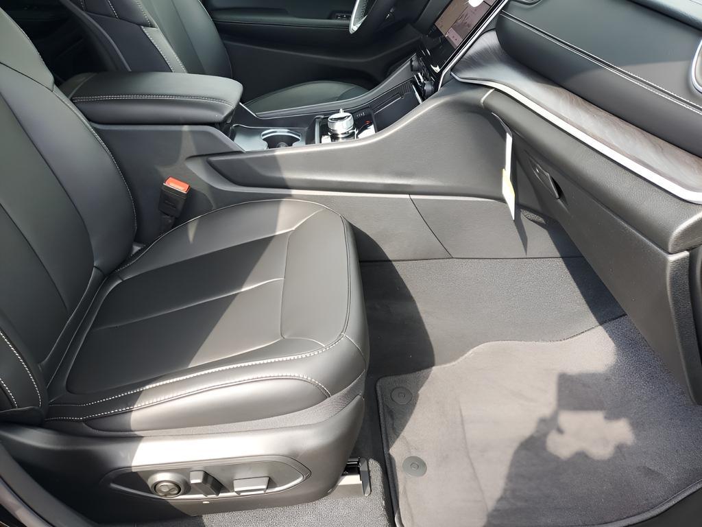 new 2025 Jeep Grand Cherokee car, priced at $43,373