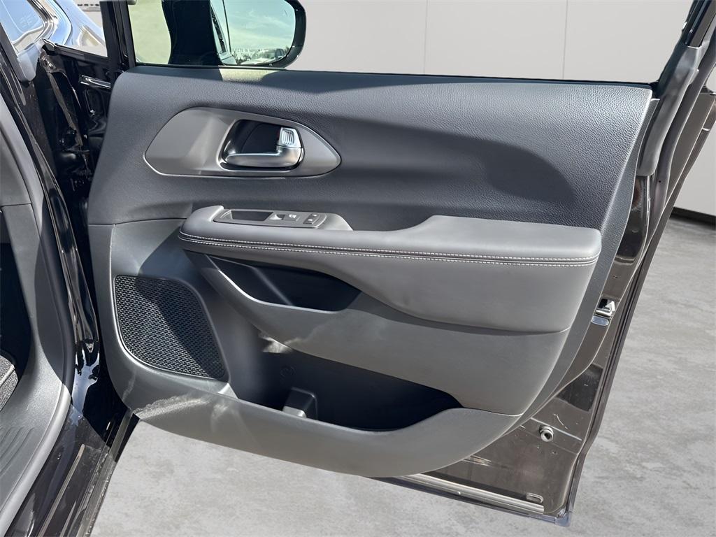 new 2025 Chrysler Pacifica car, priced at $44,543