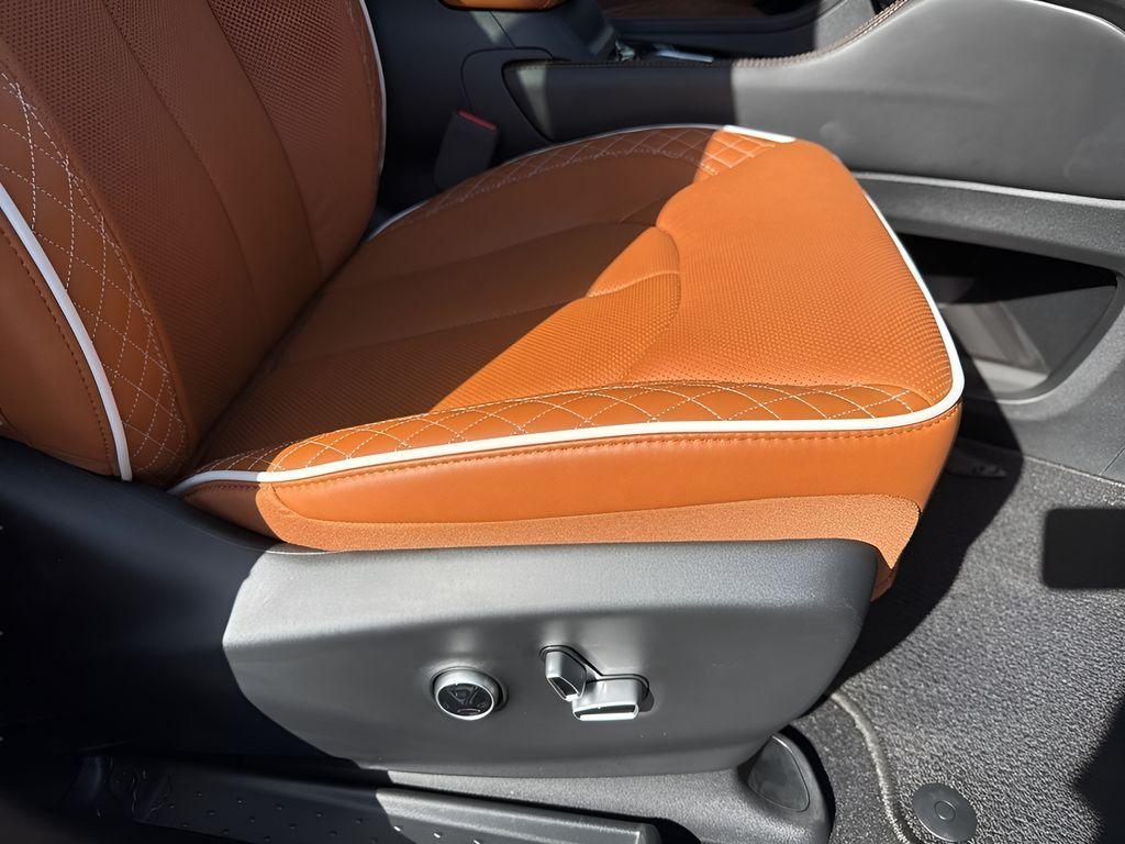 new 2025 Chrysler Pacifica Hybrid car, priced at $48,823