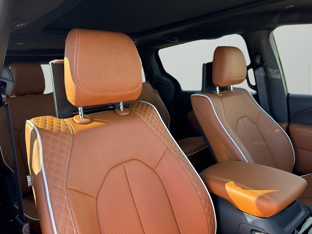 new 2025 Chrysler Pacifica Hybrid car, priced at $48,823