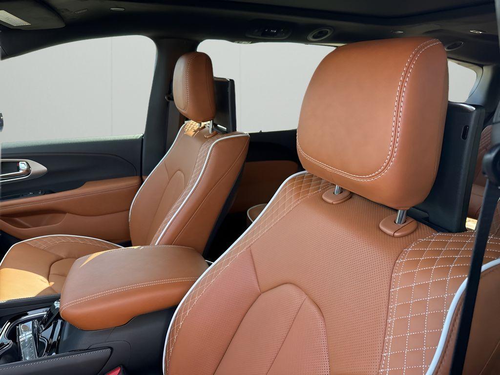 new 2025 Chrysler Pacifica Hybrid car, priced at $48,823