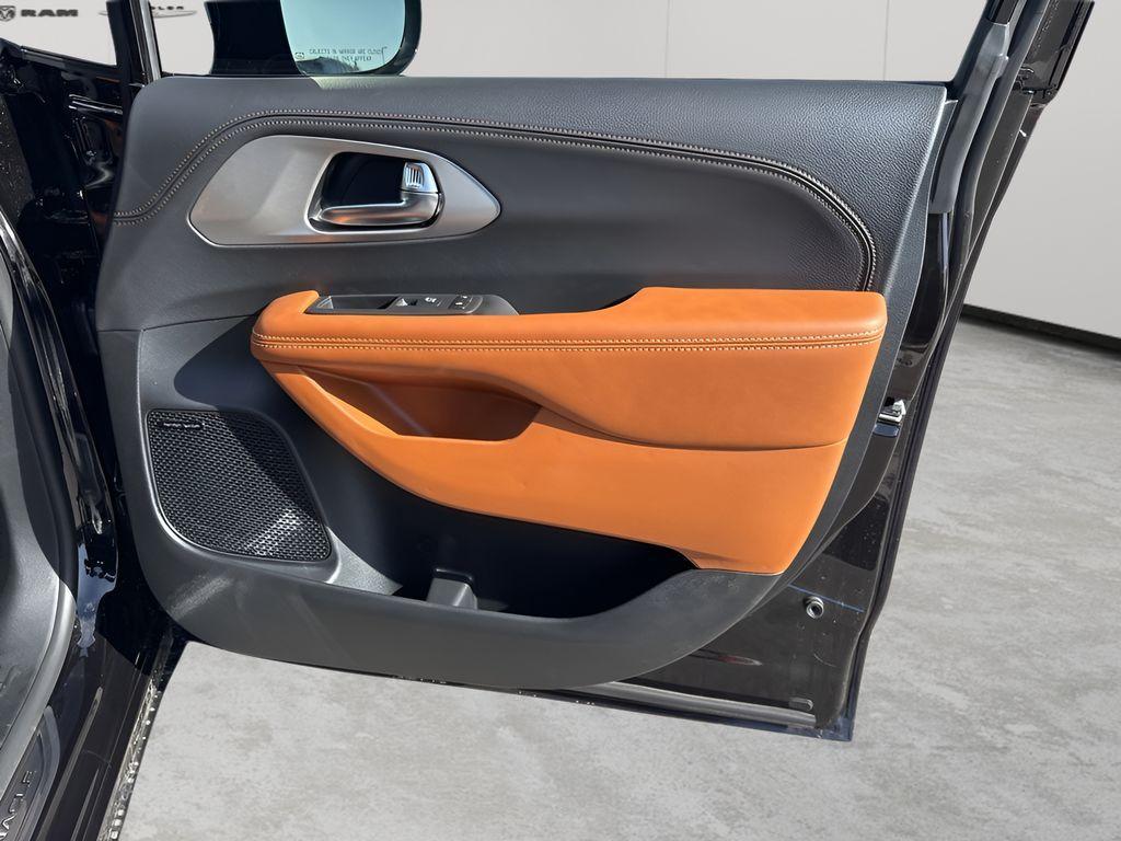 new 2025 Chrysler Pacifica Hybrid car, priced at $48,823