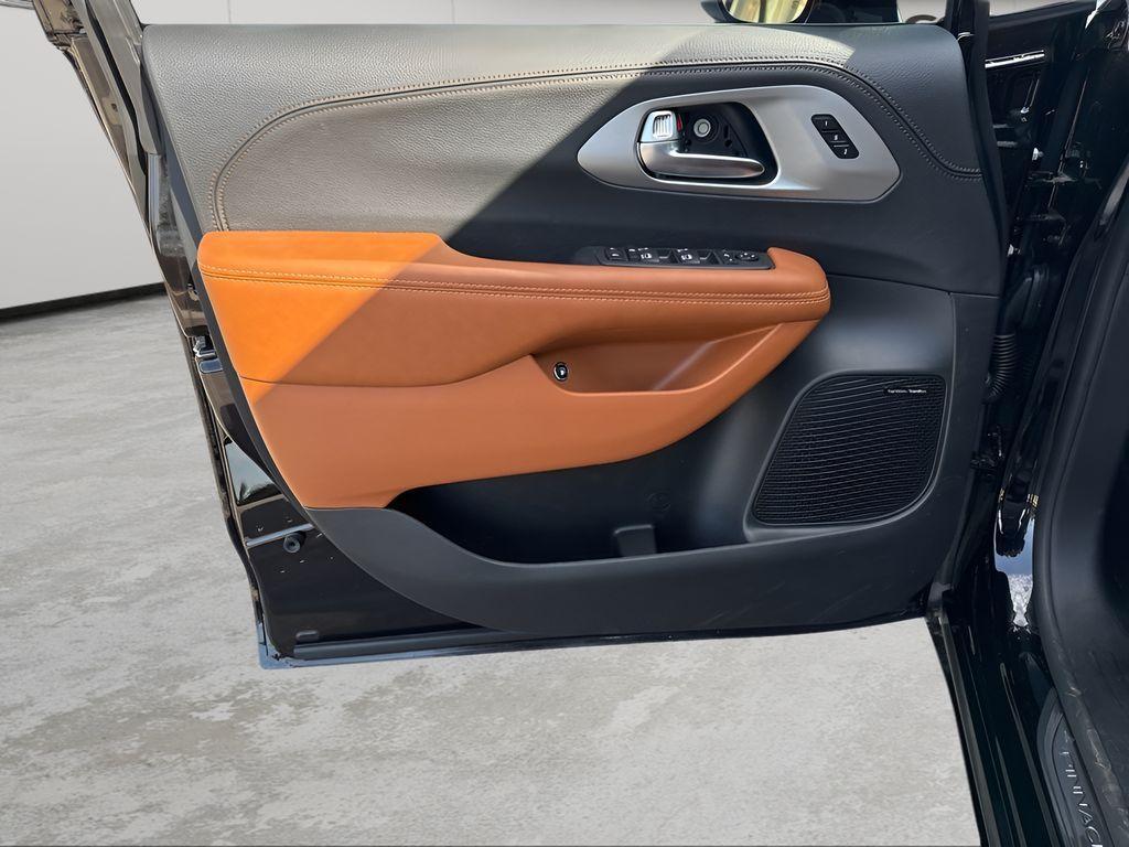 new 2025 Chrysler Pacifica Hybrid car, priced at $48,823