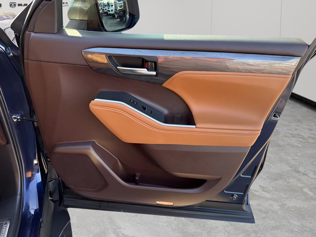 used 2022 Toyota Highlander car, priced at $38,097