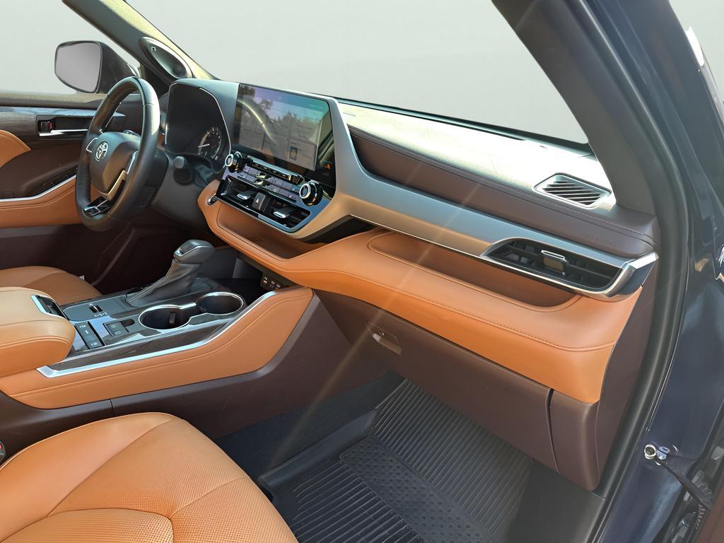 used 2022 Toyota Highlander car, priced at $38,097