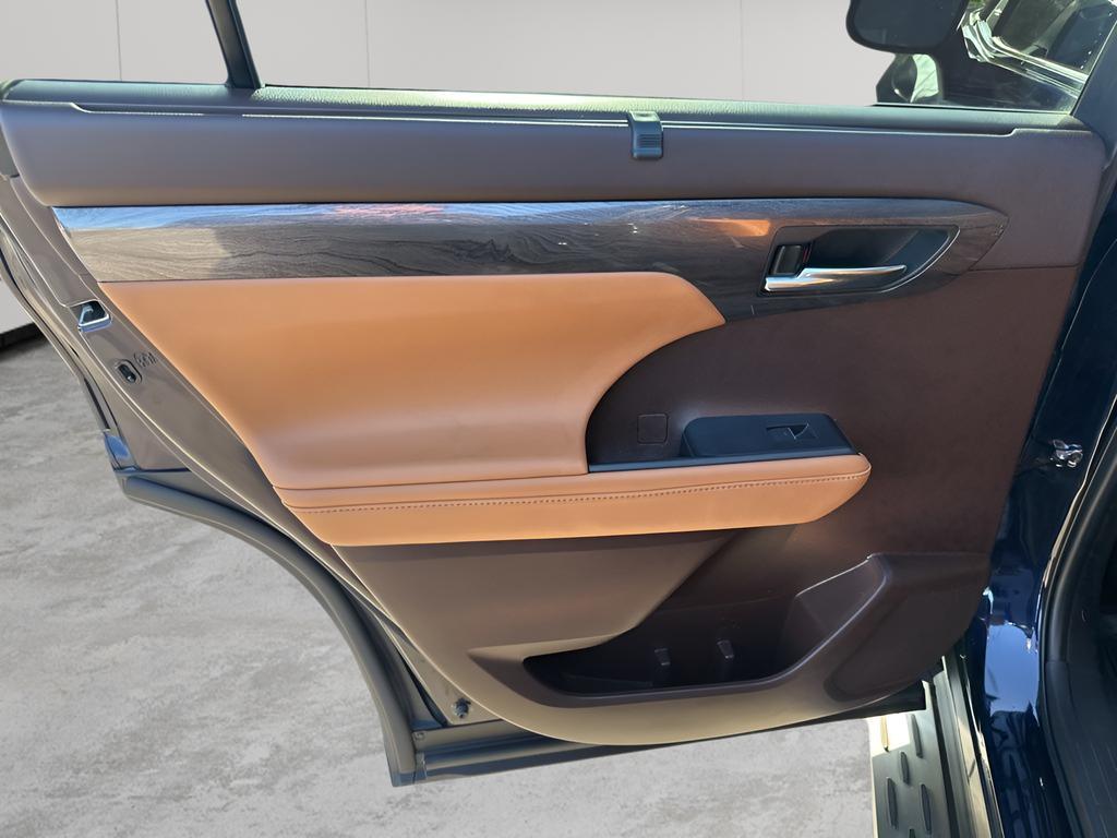 used 2022 Toyota Highlander car, priced at $38,097