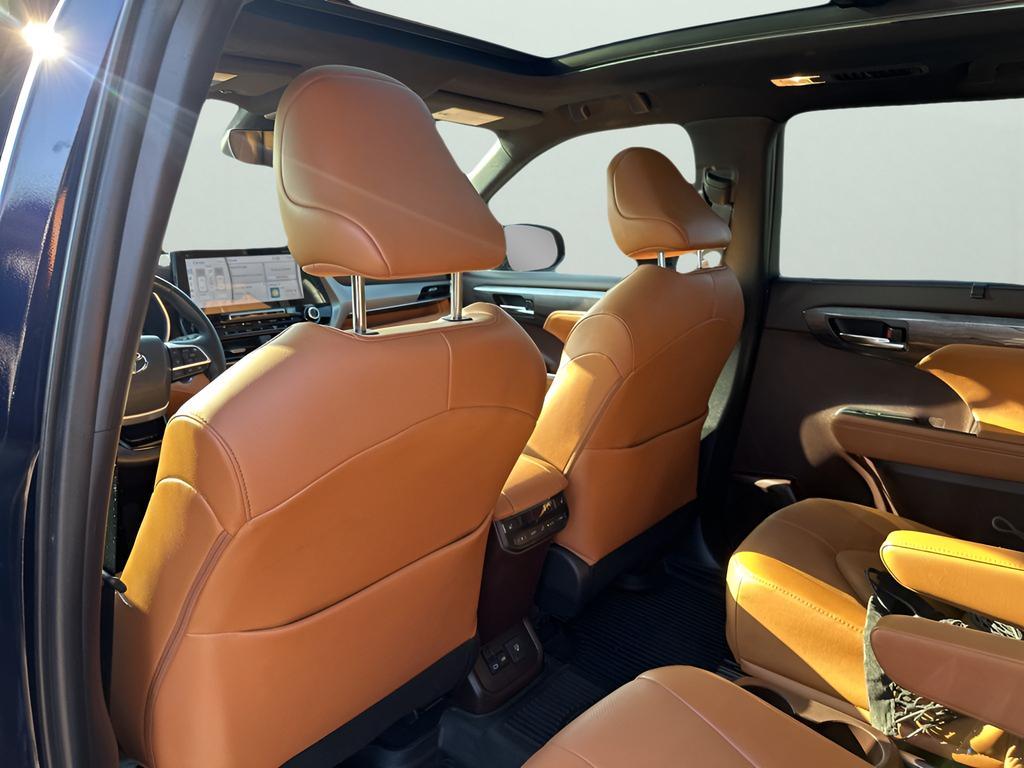 used 2022 Toyota Highlander car, priced at $38,097