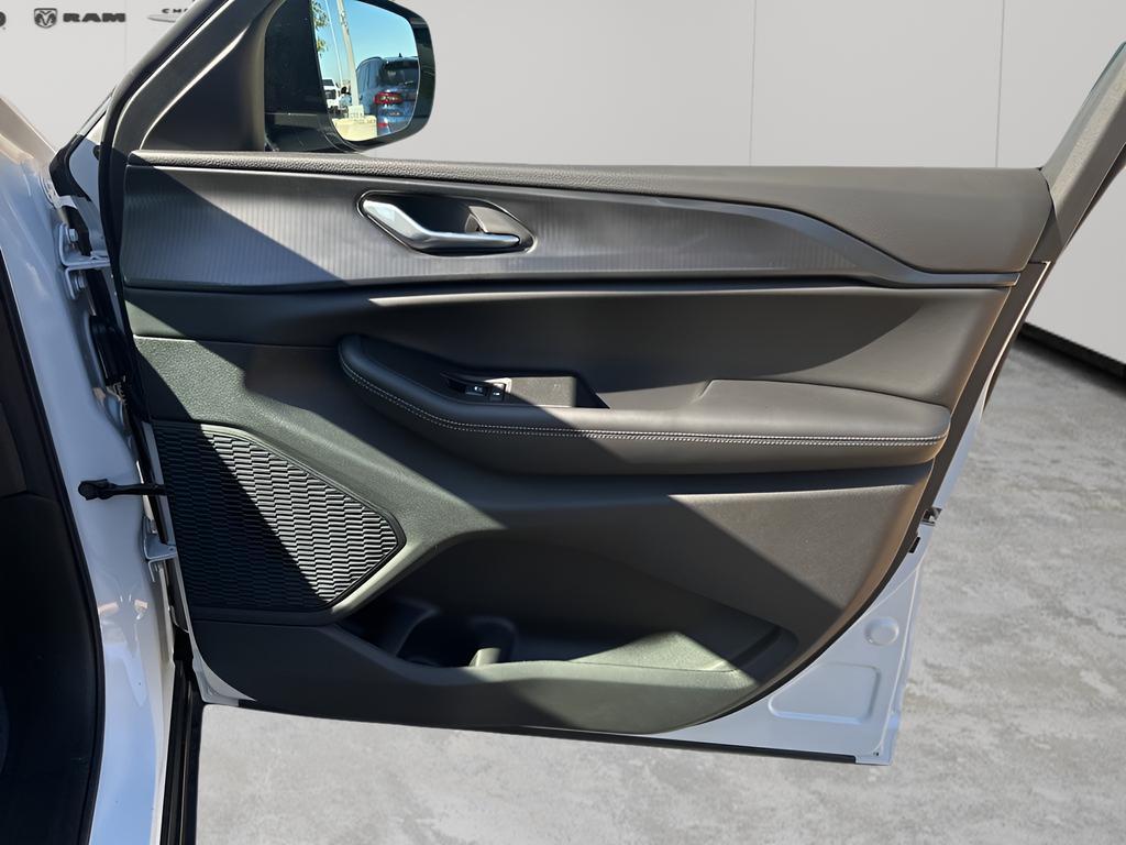 new 2025 Jeep Grand Cherokee car, priced at $39,455