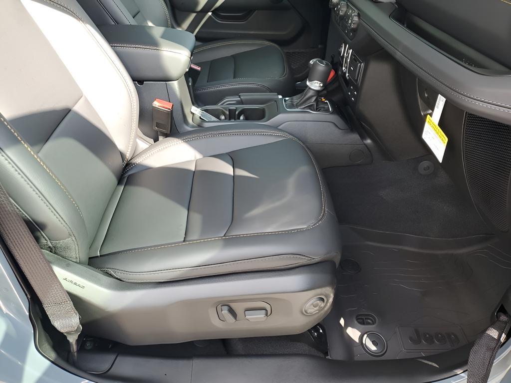 new 2025 Jeep Gladiator car, priced at $44,205