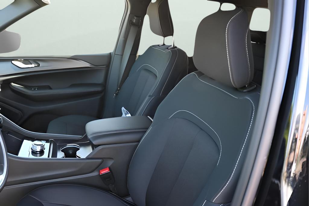 new 2025 Jeep Grand Cherokee car, priced at $32,064