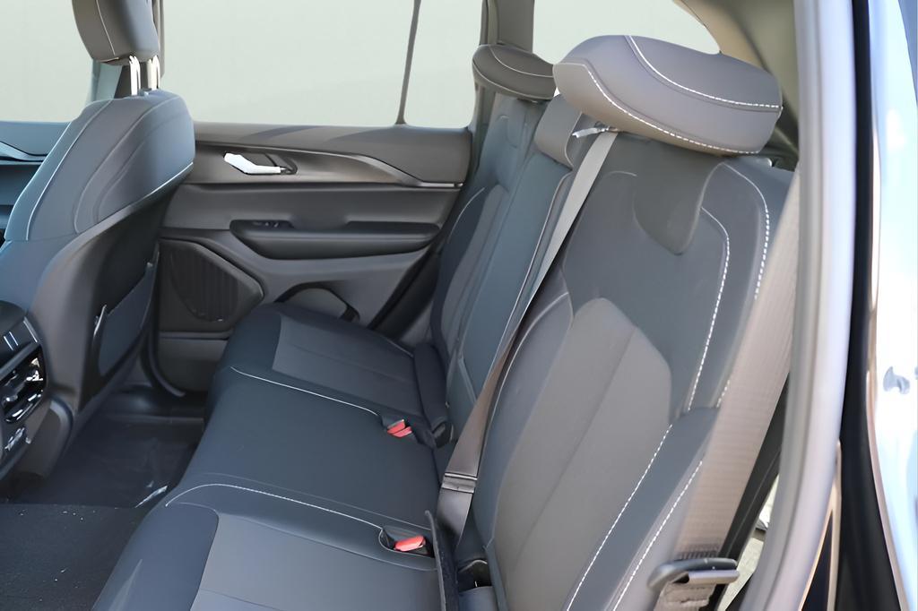 new 2025 Jeep Grand Cherokee car, priced at $32,064