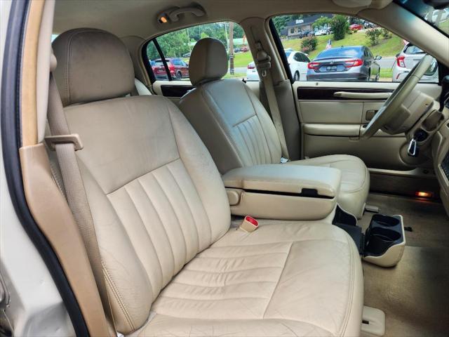 used 2006 Lincoln Town Car car, priced at $8,999