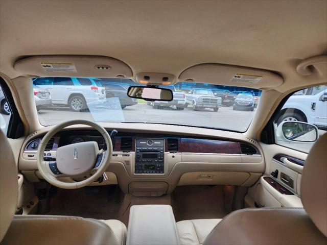 used 2006 Lincoln Town Car car, priced at $8,999