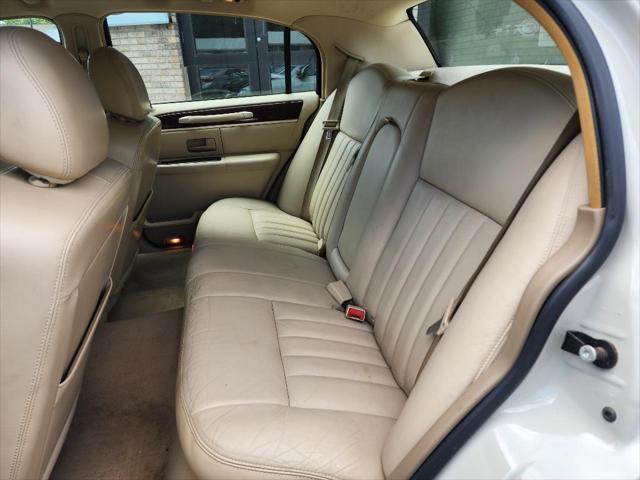 used 2006 Lincoln Town Car car, priced at $8,999