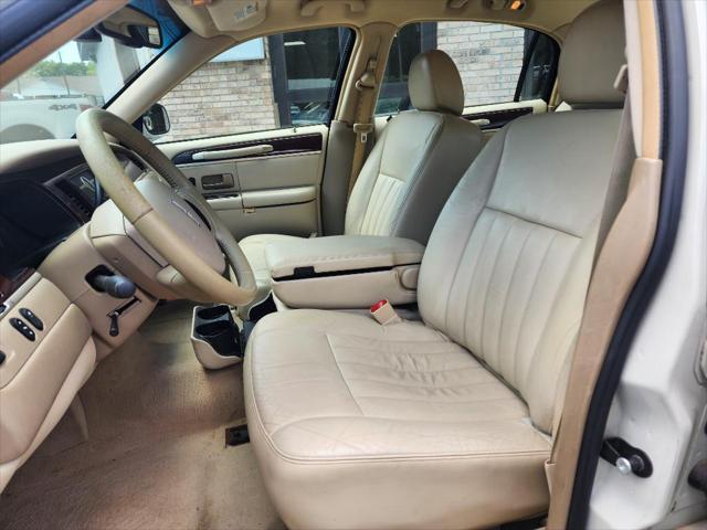 used 2006 Lincoln Town Car car, priced at $8,999