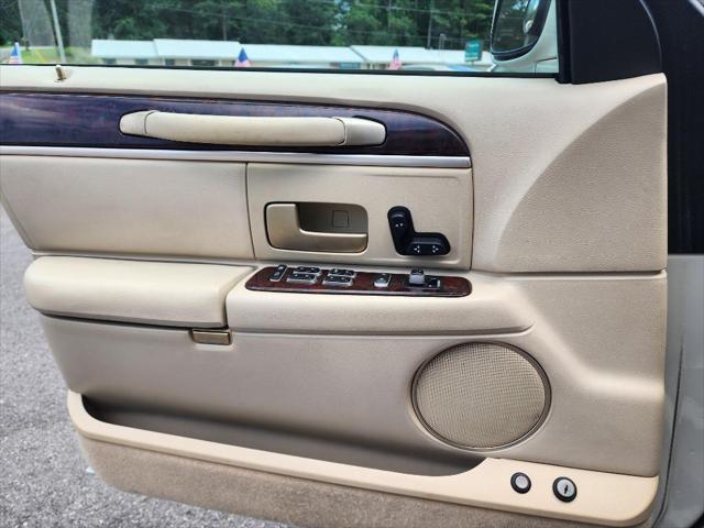 used 2006 Lincoln Town Car car, priced at $8,999