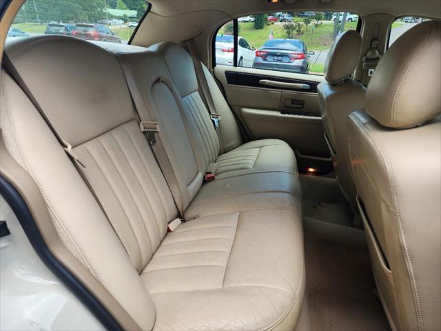 used 2006 Lincoln Town Car car, priced at $8,999