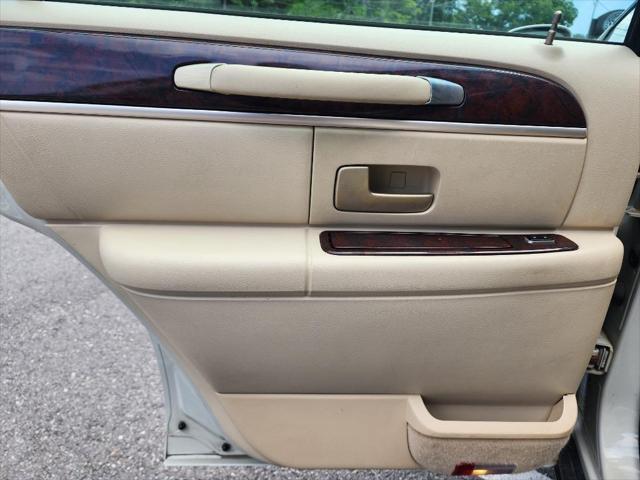 used 2006 Lincoln Town Car car, priced at $8,999
