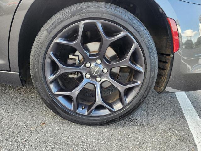 used 2019 Chrysler 300 car