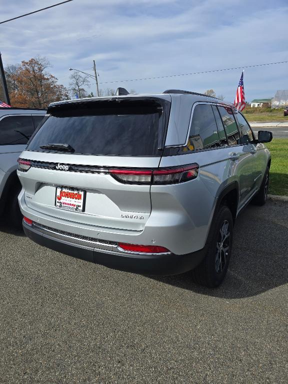 new 2025 Jeep Grand Cherokee car, priced at $50,010