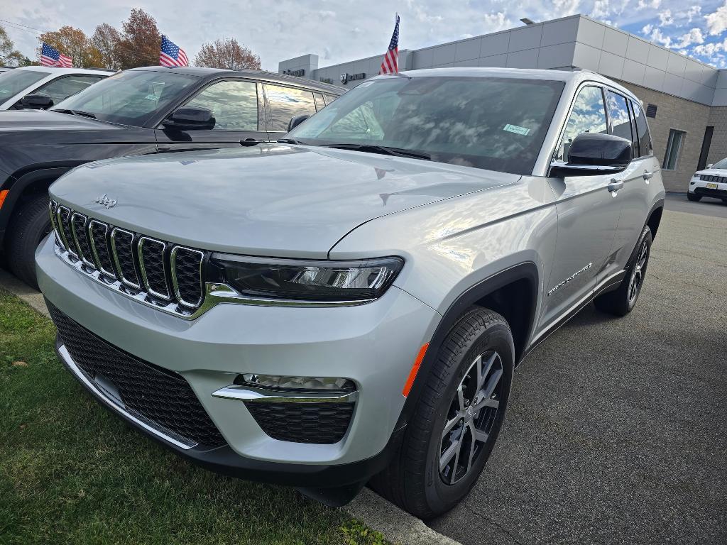 new 2025 Jeep Grand Cherokee car, priced at $50,010